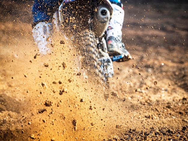 Cena de motocross em uma trilha