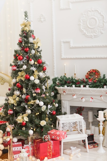 Cena de Natal com árvore de presentes e decorações no fundo. Interior do feriado de ano novo