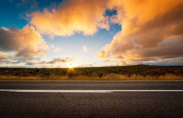 Cena de paisagem pitoresca e pôr do sol acima da estrada