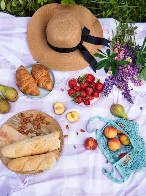 Cena de piquenique romântico em dia de verão