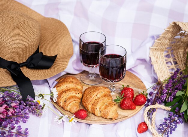 Cena de piquenique romântico num dia de verão. Piquenique ao ar livre com vinho e uma fruta ao ar livre no fundo da grama verde.