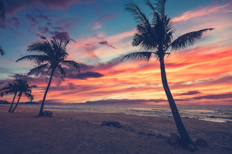 Foto cena de praia ao pôr do sol para viagens inspiradoras