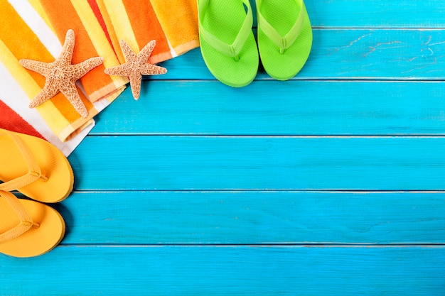 Cena de praia com deck de madeira azul