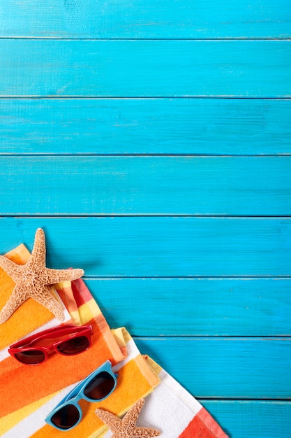 Foto cena de praia com toalha laranja listrada