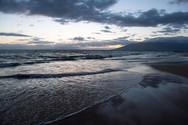 Cena de praia tropical Vista para o mar da praia de verão com céu Paisagem costeira