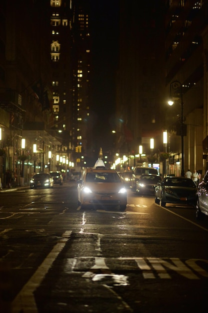 Cena de rua à noite na cidade de Nova York