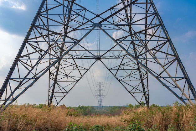 Cena, de, torres elétricas, ligado, campo grama