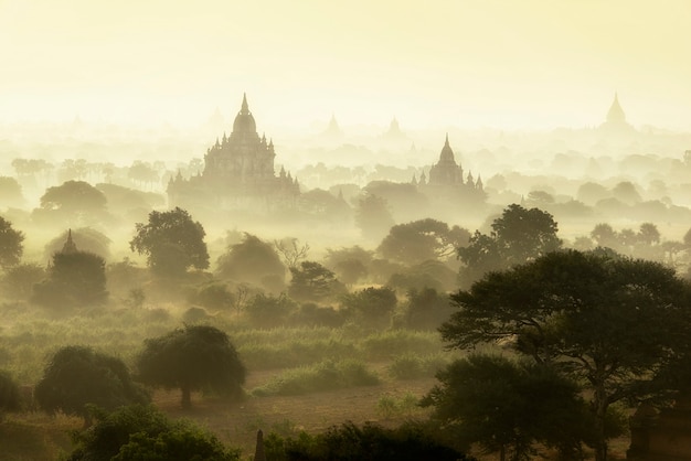 Cena do nascer do sol no campo da cidade antiga de pagode em bagan mianmar