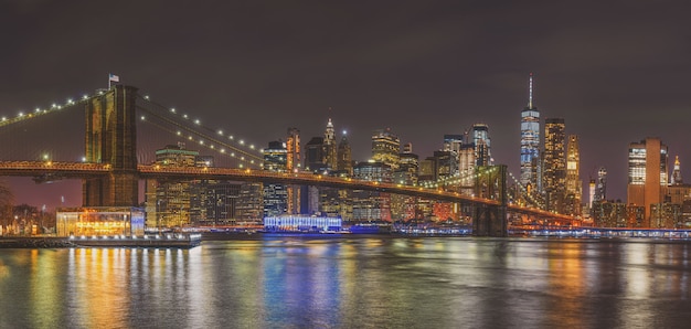 Cena do panorama da paisagem urbana de nova york com a ponte de brooklyn, eua