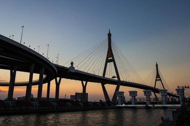 Cena do pôr do sol Bhumibol Bridge Bangkok Tailândia