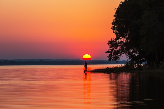 Cena do pôr do sol no lago Peten Itza, Guatemala. América Central.