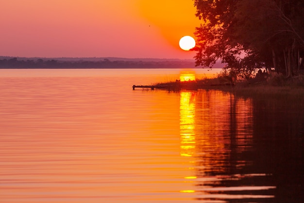 Cena do pôr do sol no lago Peten Itza, Guatemala. América Central.