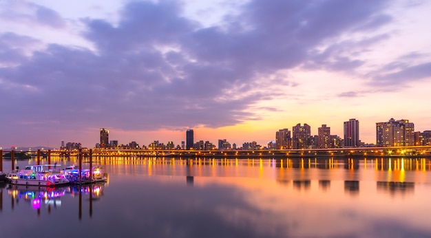 Cena do por do sol no porto de Taipei, Taiwan.