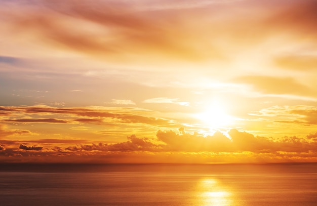 Foto cena do pôr do sol sobre o mar