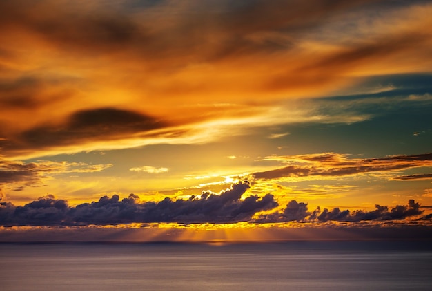 Cena do pôr do sol sobre o mar