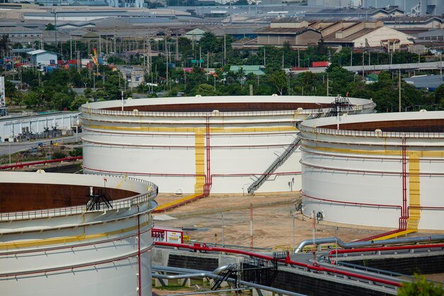 Cena do tanque de petróleo bruto da planta de refinaria e coluna de torre da indústria petroquímica