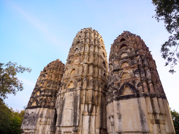 Foto cena do templo wat sri savaya no recinto do parque histórico de sukhothai, um patrimônio mundial da unesco na tailândia.