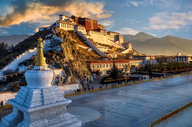 Cena dramática do nascer do sol matinal no Palácio de Potala em Lhasa Tibete