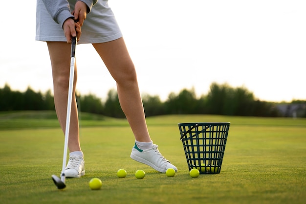 Foto cena engraçada com mulher no campo de golfe