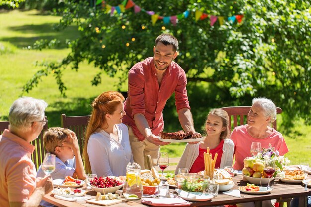 una cena de familia feliz o una fiesta de verano en el jardín