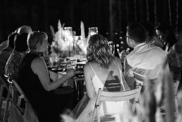 Cena familiar de boda por la noche en el bosque.