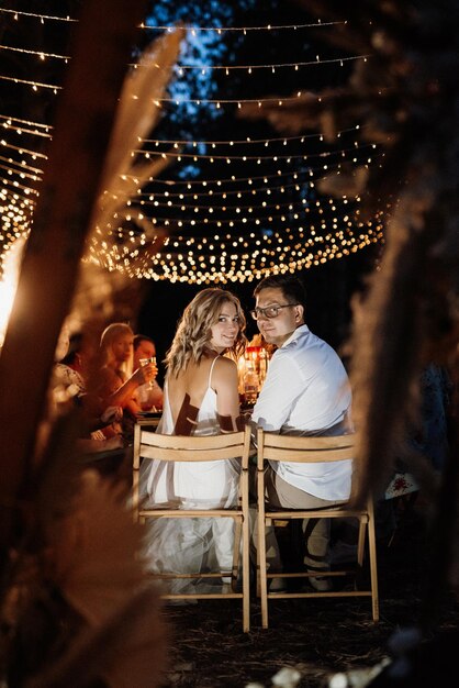 Foto cena familiar de boda por la noche en el bosque.