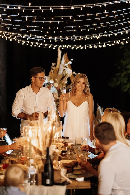 Cena familiar de boda por la noche en el bosque.