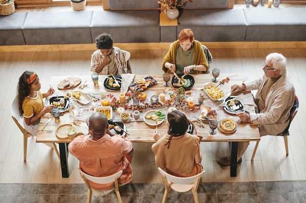 Cena familiar en la mesa del comedor