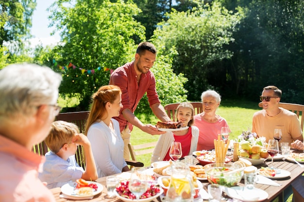 cena familiar o barbacoa en el jardín de verano