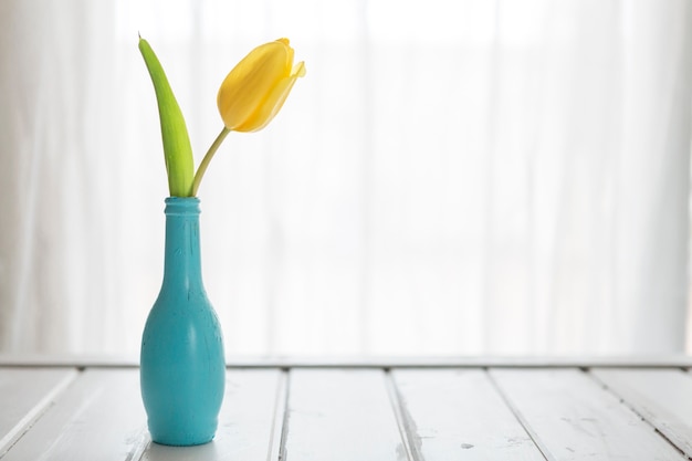 Foto cena fantástica com o vaso azul e tulipan