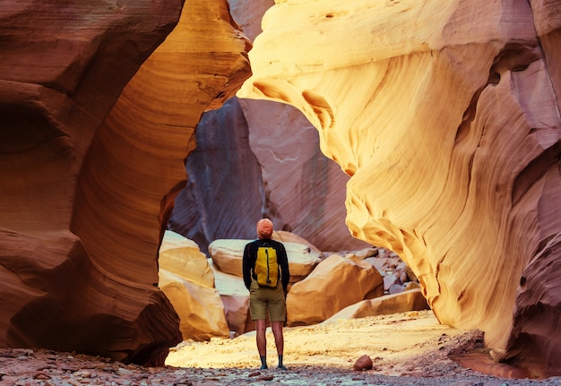 Cena fantástica do Happy Canyon. Formações incomuns de arenito colorido nos desertos de Utah são um destino popular para os caminhantes.