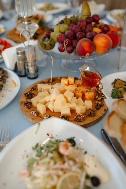 Cena festiva, queso con miel y nueces.