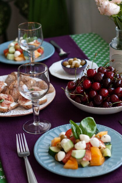 cena gourmet Camembert a la parrilla, vino blanco y varios aperitivos.