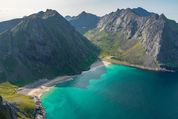 Cena hipnotizante da praia de Kvalvika localizada na Noruega em um dia ensolarado