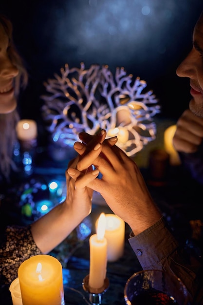 Cena íntima a la luz de las velas para dos en un restaurante