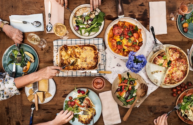 Cena con lasaña casera y quiche.