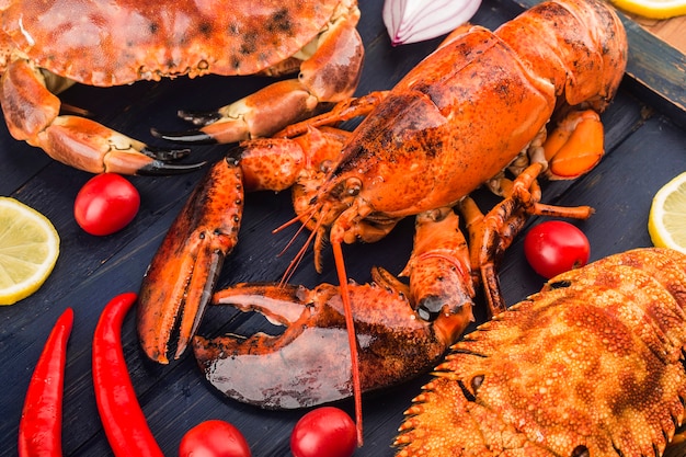 Cena de mariscos, cena de mariscos con langosta fresca, cangrejo, mejillones y ostras como fondo