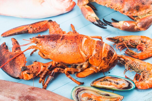 Cena de mariscos, cena de mariscos con langosta fresca, cangrejo, mejillones y ostras como fondo