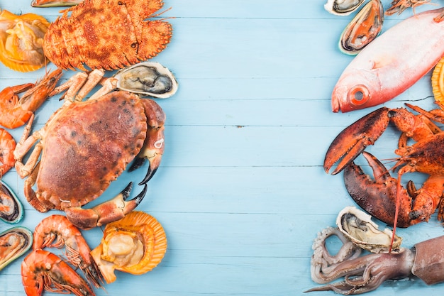 Cena de mariscos, cena de mariscos con langosta fresca, cangrejo, mejillones y ostras como fondo