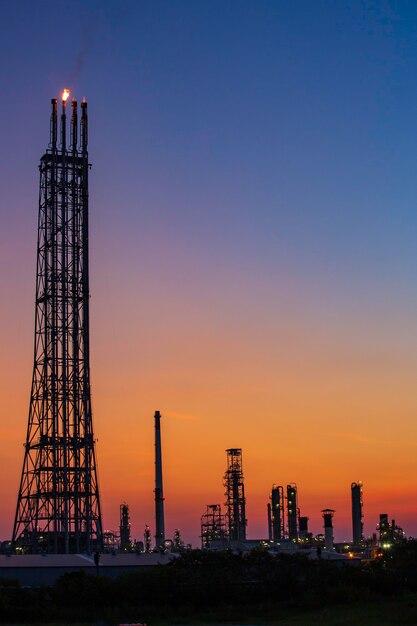 Cena matinal da refinaria de petróleo e usina da indústria petroquímica no período da manhã