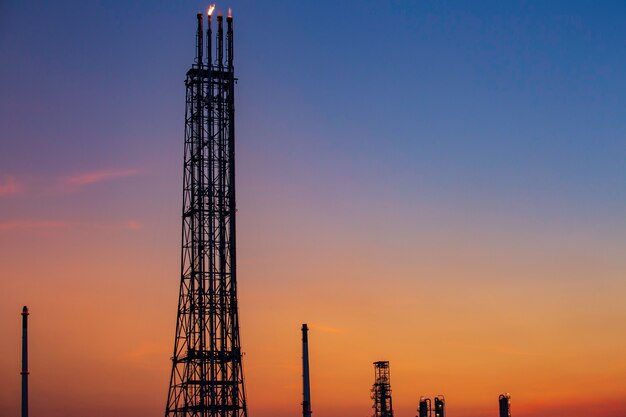 Cena matinal da refinaria de petróleo e usina da indústria petroquímica no período da manhã