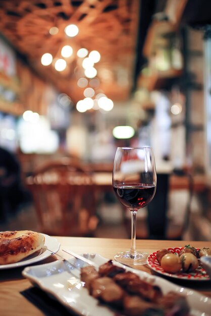 Cena en la mesa en un café.