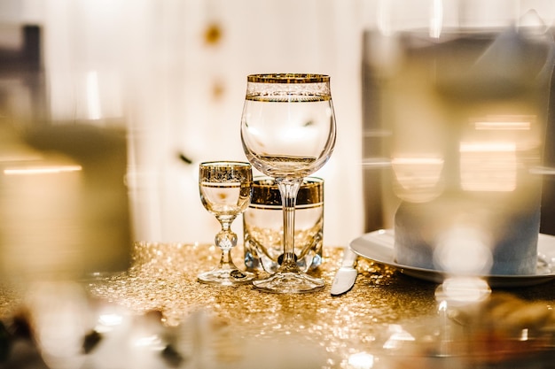 Cena de mesa elegante de lujo en un restaurante Enfoque selectivo en vasos Mesa de banquete en el restaurante la preparación antes del banquete Recepción de bodas de oro