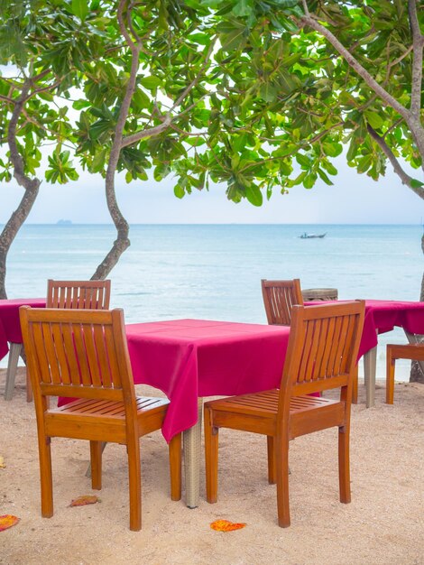 Cena mesa de madera en la playa