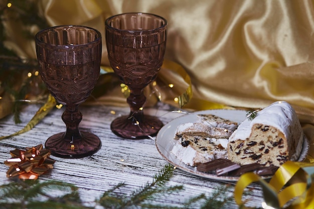 Cena de Navidad atmosférica con chocolate robado de Navidad y dos vasos Decoraciones navideñas Tradiciones estéticas atmósfera fondo Espacio de copia