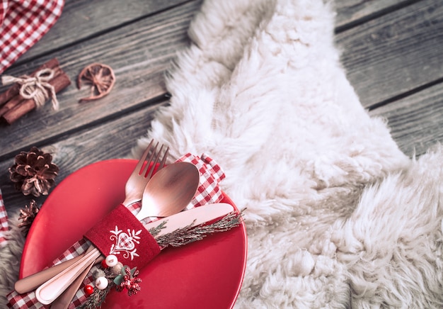 Cena de Navidad cubiertos con decoración en una pared de madera