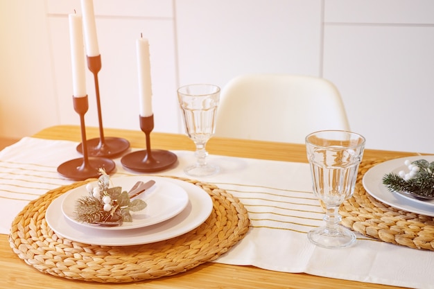 Cena de Navidad a la luz de las velas, mesa en cocina moderna.