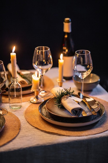 cena de Navidad mesa de la fiesta sirviendo en casa