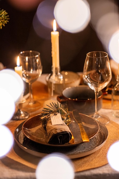 cena de Navidad mesa de la fiesta sirviendo en casa