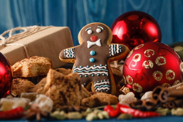 Cena de Navidad en mesa rústica con canela y hombre de jengibre